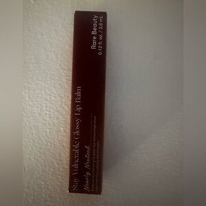Rare Beauty Glossy Lip Balm - nearly neutral